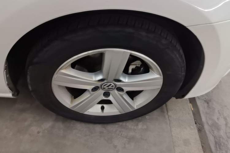 Used Volkswagen Golf 2017 1.6L Automatic Comfort Million-Vehicle Anniversary Edition Right Front Wheel Hub