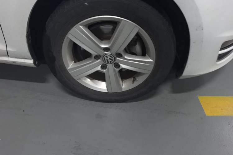 Used Volkswagen Golf 2017 230TSI Automatic Comfort Edition – Celebrating Milestone of One Million Units Right Front Wheel Hub