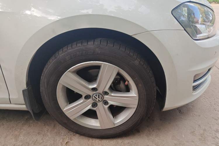 Used Volkswagen Golf 2017 1.6L Automatic Comfort Million-Vehicle Anniversary Edition Right Front Wheel Hub