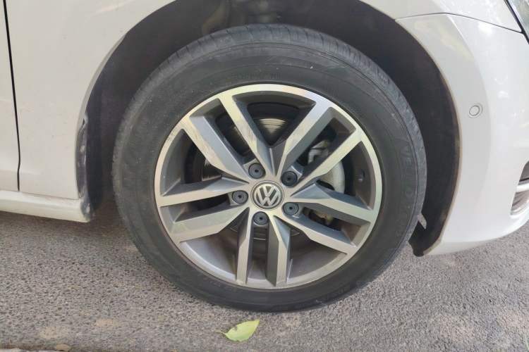 Used Volkswagen Golf 2017 230TSI Automatic Luxury Million-Vehicle Commemorative Edition Right Front Wheel Hub