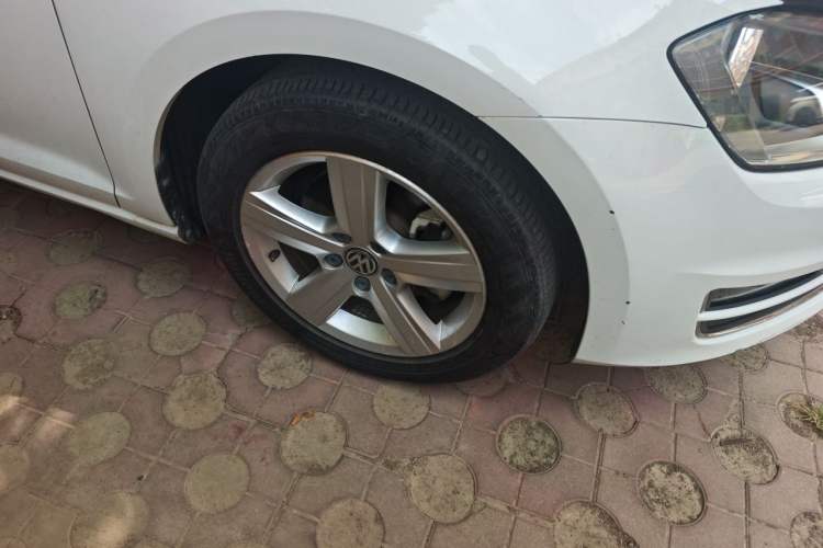 Used Volkswagen Golf 2017 1.6L Automatic Comfort Million-Vehicle Anniversary Edition Right Front Wheel Hub