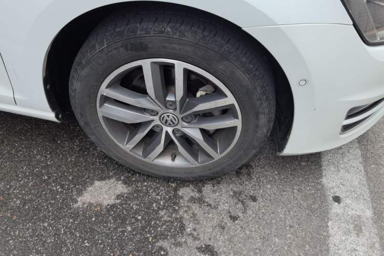 Used Volkswagen Golf 2017 230TSI Automatic Luxury Million-Vehicle Commemorative Edition Right Front Wheel Hub