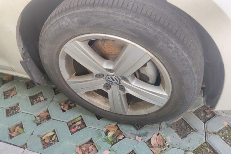 Used Volkswagen Golf 2017 1.6L Automatic Comfort Million-Vehicle Anniversary Edition Right Front Wheel Hub