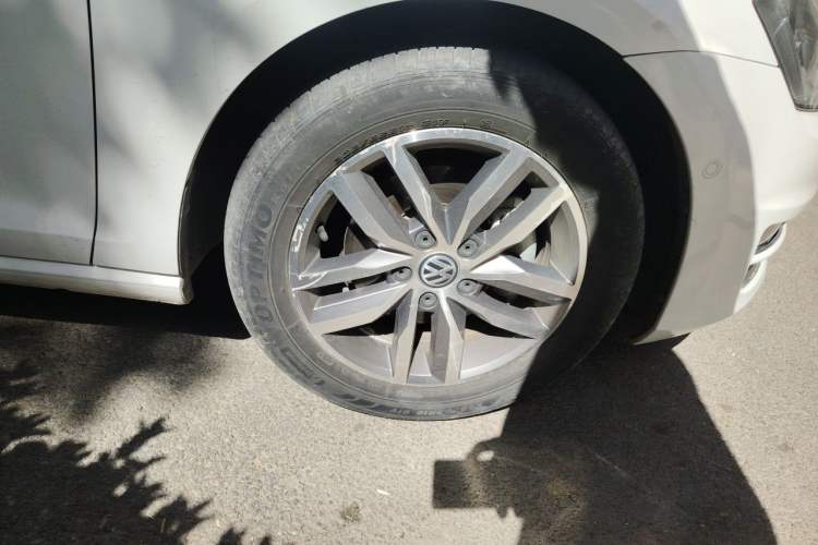 Used Volkswagen Golf 2017 230TSI Automatic Luxury Million-Vehicle Commemorative Edition Right Front Wheel Hub