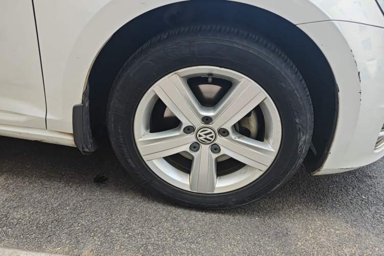 Used Volkswagen Golf 2017 230TSI Automatic Comfort Edition – Celebrating Milestone of One Million Units Right Front Wheel Hub