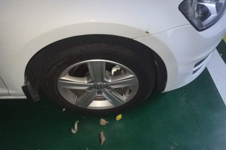 Used Volkswagen Golf 2017 1.6L Automatic Comfort Million-Vehicle Anniversary Edition Right Front Wheel Hub