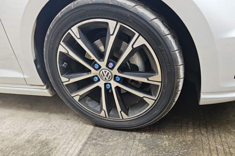 Used Volkswagen Golf 2017 280TSI Automatic R-Line Million-Vehicle Commemorative Edition Right Front Wheel Hub