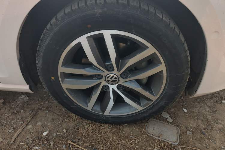 Used Volkswagen Golf 2017 230TSI Automatic Luxury Million-Vehicle Commemorative Edition Right Front Wheel Hub