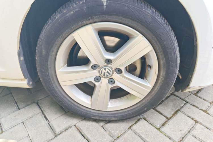 Used Volkswagen Golf 2017 230TSI Automatic Comfort Edition – Celebrating Milestone of One Million Units Right Front Wheel Hub