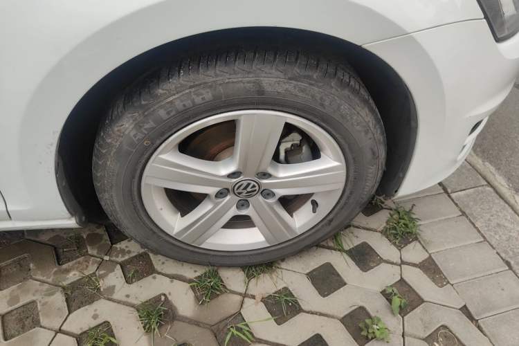 Used Volkswagen Golf 2017 1.6L Automatic Comfort Million-Vehicle Anniversary Edition Right Front Wheel Hub