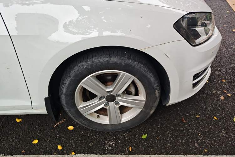 Used Volkswagen Golf 2017 1.6L Automatic Comfort Million-Vehicle Anniversary Edition Right Front Wheel Hub