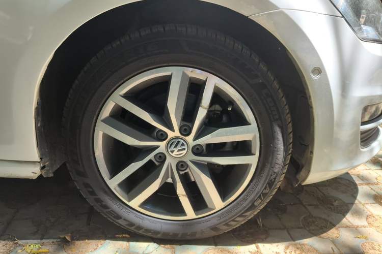 Used Volkswagen Golf 2017 230TSI Automatic Luxury Million-Vehicle Commemorative Edition Right Front Wheel Hub