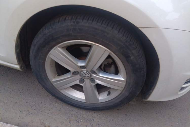 Used Volkswagen Golf 2017 1.6L Automatic Comfort Million-Vehicle Anniversary Edition Right Front Wheel Hub