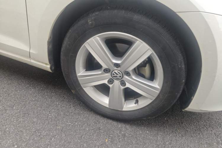 Used Volkswagen Golf 2017 230TSI Automatic Comfort Edition – Celebrating Milestone of One Million Units Right Front Wheel Hub