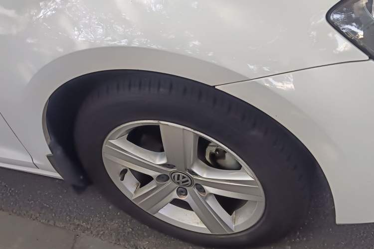 Used Volkswagen Golf 2017 1.6L Automatic Comfort Million-Vehicle Anniversary Edition Right Front Wheel Hub