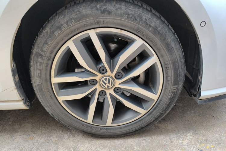 Used Volkswagen Golf 2017 230TSI Automatic Luxury Million-Vehicle Commemorative Edition Right Front Wheel Hub