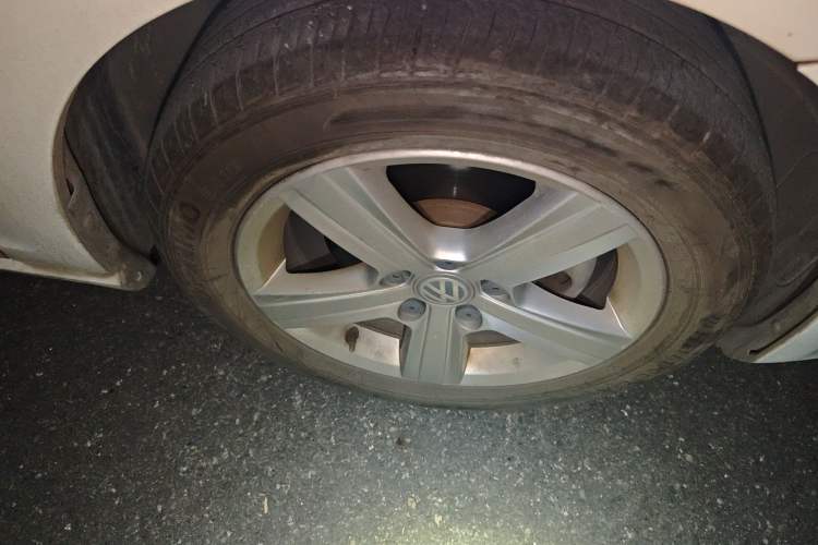 Used Volkswagen Golf 2017 1.6L Automatic Comfort Million-Vehicle Anniversary Edition Right Front Wheel Hub
