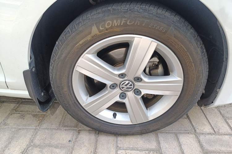 Used Volkswagen Golf 2017 1.6L Automatic Comfort Million-Vehicle Anniversary Edition Right Front Wheel Hub