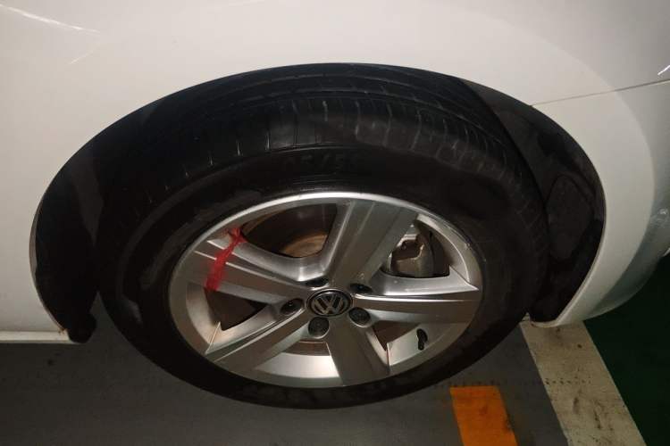 Used Volkswagen Golf 2017 1.6L Automatic Comfort Million-Vehicle Anniversary Edition Right Front Wheel Hub