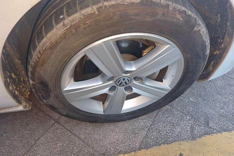 Used Volkswagen Golf 2017 1.6L Automatic Comfort Million-Vehicle Anniversary Edition Right Front Wheel Hub