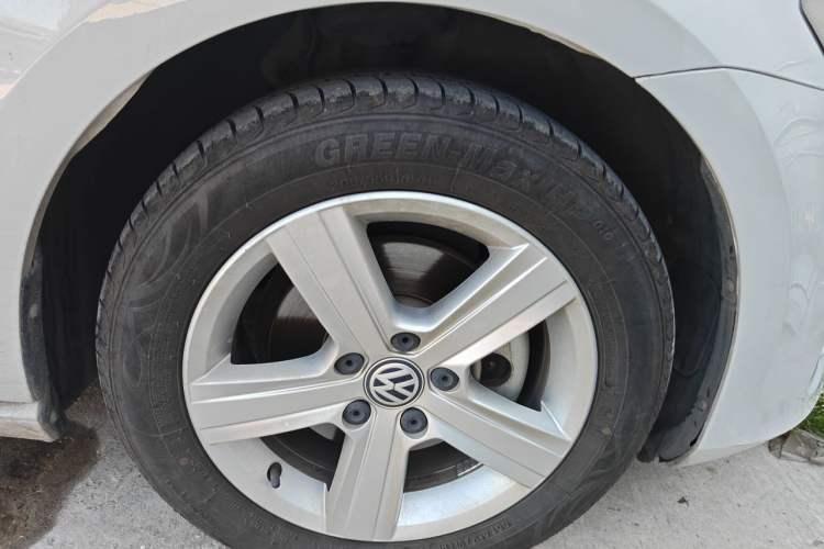 Used Volkswagen Golf 2017 1.6L Automatic Comfort Million-Vehicle Anniversary Edition Right Front Wheel Hub