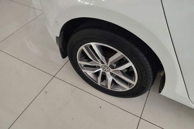 Used Volkswagen Golf 2017 230TSI Automatic Luxury Million-Vehicle Commemorative Edition Right Rear Wheel Hub