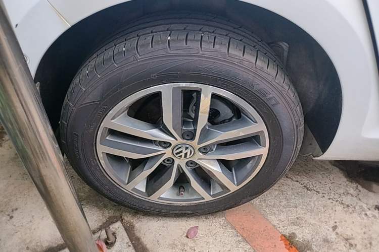 Used Volkswagen Golf 2017 230TSI Automatic Luxury Million-Vehicle Commemorative Edition Right Rear Wheel Hub