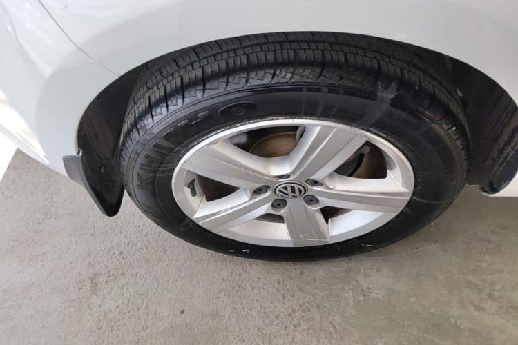 Used Volkswagen Golf 2017 1.6L Automatic Comfort Million-Vehicle Anniversary Edition Right Rear Wheel Hub