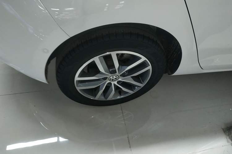 Used Volkswagen Golf 2017 230TSI Automatic Luxury Million-Vehicle Commemorative Edition Right Rear Wheel Hub
