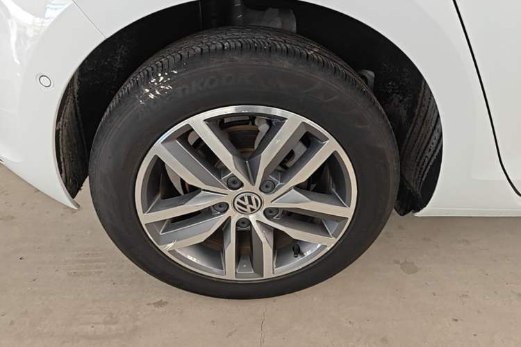 Used Volkswagen Golf 2017 230TSI Automatic Luxury Million-Vehicle Commemorative Edition Right Rear Wheel Hub