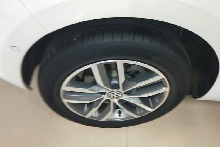 Used Volkswagen Golf 2017 230TSI Automatic Luxury Million-Vehicle Commemorative Edition Right Rear Wheel Hub