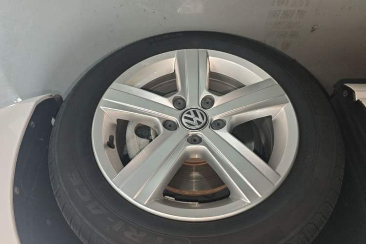Used Volkswagen Golf 2017 1.6L Automatic Comfort Million-Vehicle Anniversary Edition Right Rear Wheel Hub
