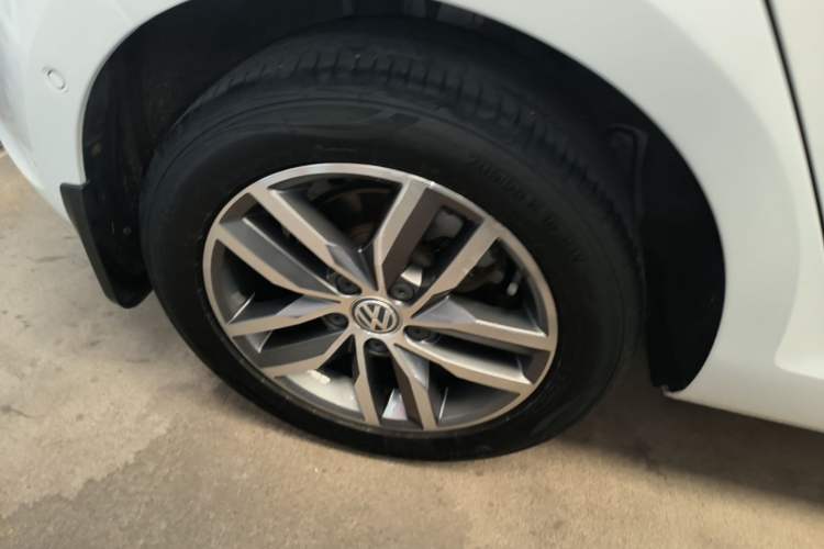 Used Volkswagen Golf 2017 230TSI Automatic Luxury Million-Vehicle Commemorative Edition Right Rear Wheel Hub