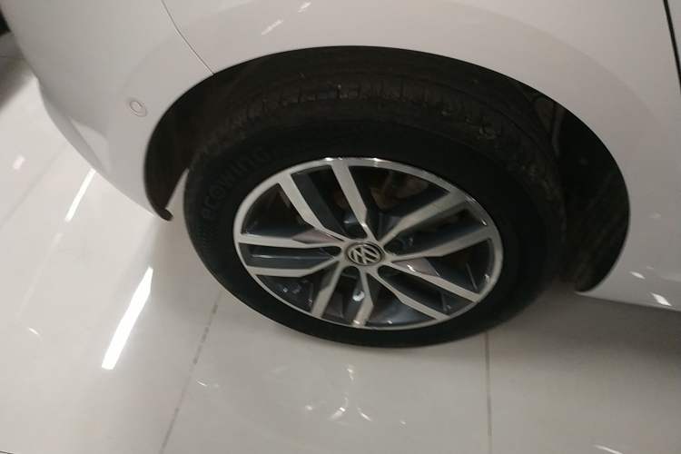 Used Volkswagen Golf 2017 230TSI Automatic Luxury Million-Vehicle Commemorative Edition Right Rear Wheel Hub