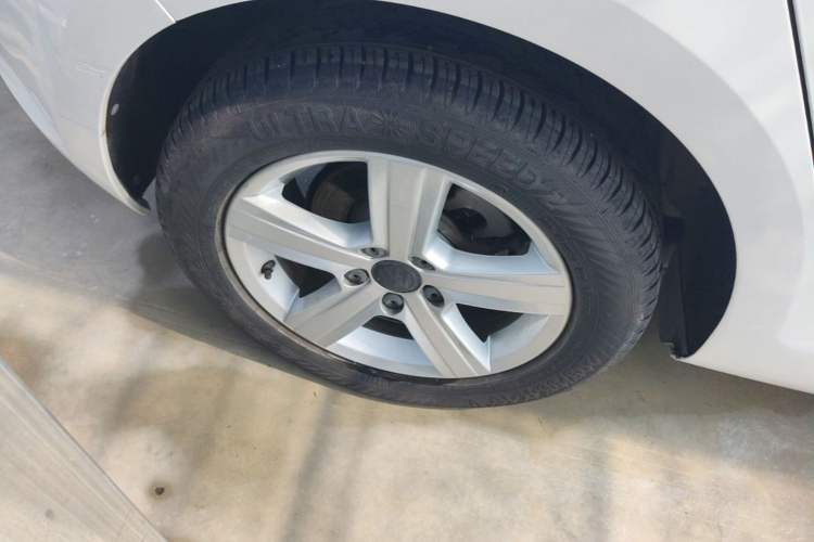 Used Volkswagen Golf 2017 1.6L Automatic Comfort Million-Vehicle Anniversary Edition Right Rear Wheel Hub