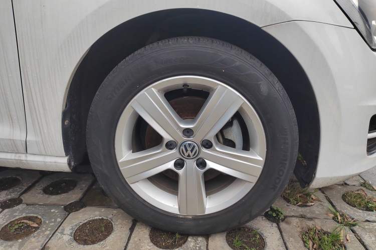 Used Volkswagen Golf 2017 1.6L Automatic Comfort Million-Vehicle Anniversary Edition Right Rear Wheel Hub