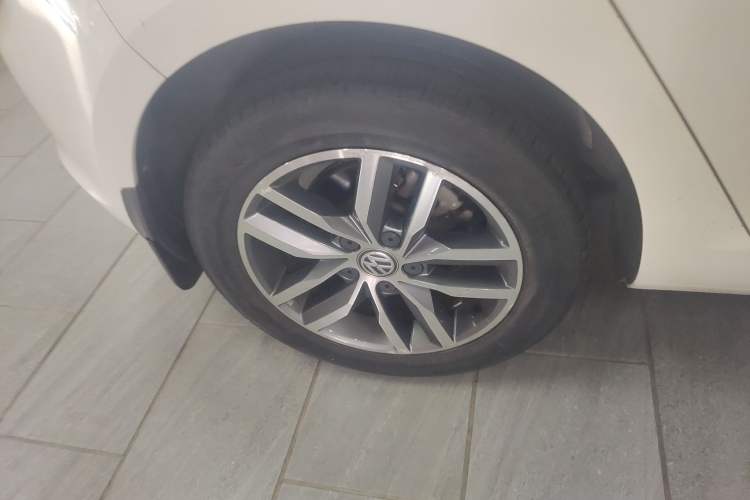 Used Volkswagen Golf 2017 230TSI Automatic Comfort Edition – Celebrating Milestone of One Million Units Right Rear Wheel Hub