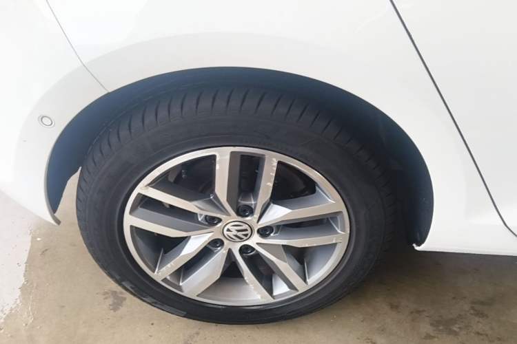 Used Volkswagen Golf 2017 230TSI Automatic Luxury Million-Vehicle Commemorative Edition Right Rear Wheel Hub