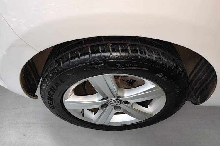 Used Volkswagen Golf 2017 230TSI Automatic Comfort Edition – Celebrating Milestone of One Million Units Right Rear Wheel Hub