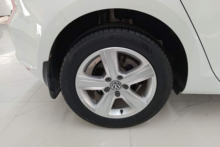 Used Volkswagen Golf 2017 1.6L Automatic Comfort Million-Vehicle Anniversary Edition Right Rear Wheel Hub
