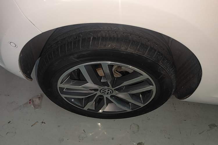 Used Volkswagen Golf 2017 230TSI Automatic Luxury Million-Vehicle Commemorative Edition Right Rear Wheel Hub