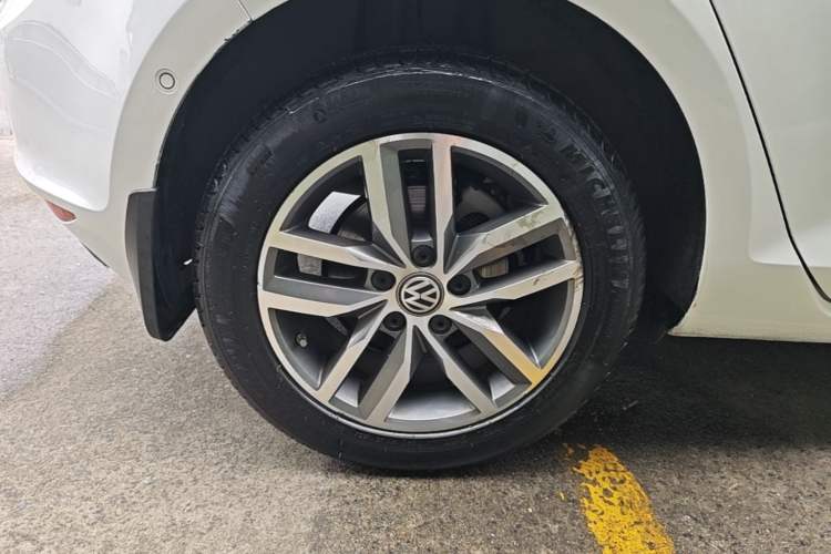 Used Volkswagen Golf 2017 230TSI Automatic Luxury Million-Vehicle Commemorative Edition Right Rear Wheel Hub