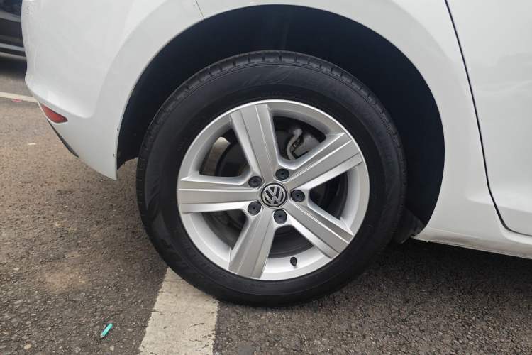 Used Volkswagen Golf 2017 1.6L Automatic Comfort Million-Vehicle Anniversary Edition Right Rear Wheel Hub