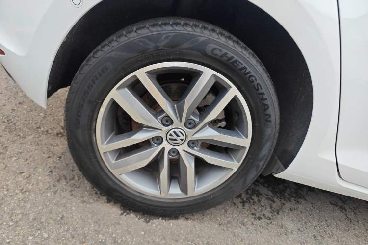 Used Volkswagen Golf 2017 230TSI Automatic Luxury Million-Vehicle Commemorative Edition Right Rear Wheel Hub
