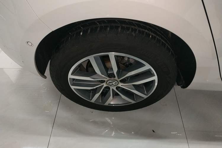 Used Volkswagen Golf 2017 230TSI Automatic Luxury Million-Vehicle Commemorative Edition Right Rear Wheel Hub