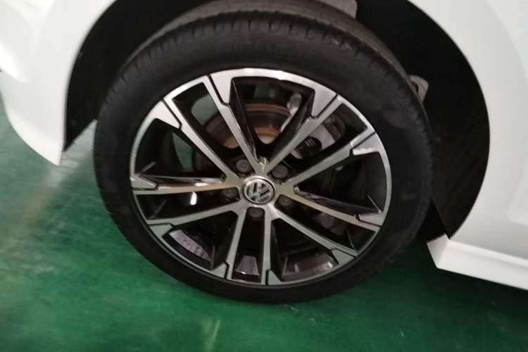 Used Volkswagen Golf 2017 280TSI Automatic R-Line Million-Vehicle Commemorative Edition Right Rear Wheel Hub