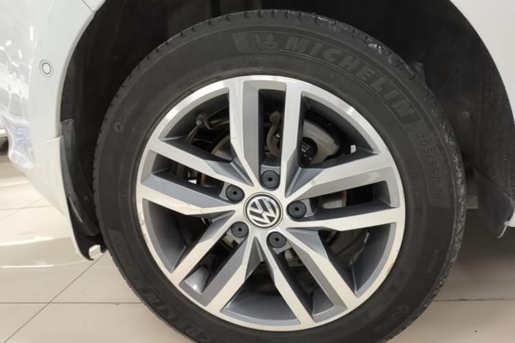Used Volkswagen Golf 2017 230TSI Automatic Luxury Million-Vehicle Commemorative Edition Right Rear Wheel Hub