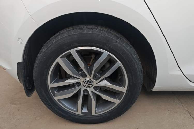 Used Volkswagen Golf 2017 230TSI Automatic Luxury Million-Vehicle Commemorative Edition Right Rear Wheel Hub