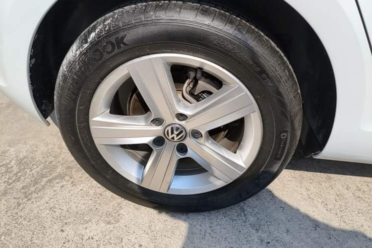Used Volkswagen Golf 2017 1.6L Automatic Comfort Million-Vehicle Anniversary Edition Right Rear Wheel Hub
