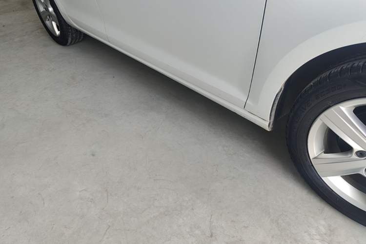 Used Volkswagen Golf 2017 1.6L Automatic Comfort Million-Vehicle Anniversary Edition Right Side Sill